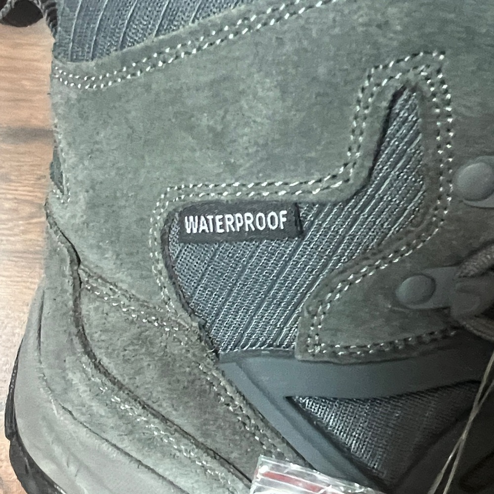 NWT- Men's Waterproof Hiking Boots - 9.5 - Picture 2 of 10